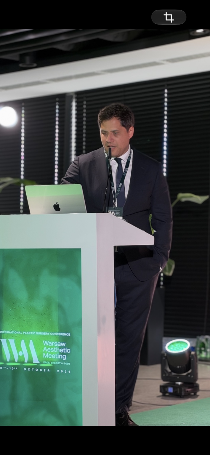 Dr Witold Waskiewicz Jr podczas wystąpienia na Warsaw Aesthetic Meeting